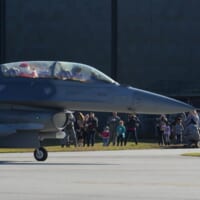 F-16に体験搭乗するサンタ（画像：USAF）