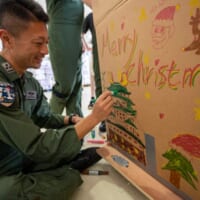 プレゼントの箱に名古屋城を描く航空自衛隊のパイロット（画像：USAF）