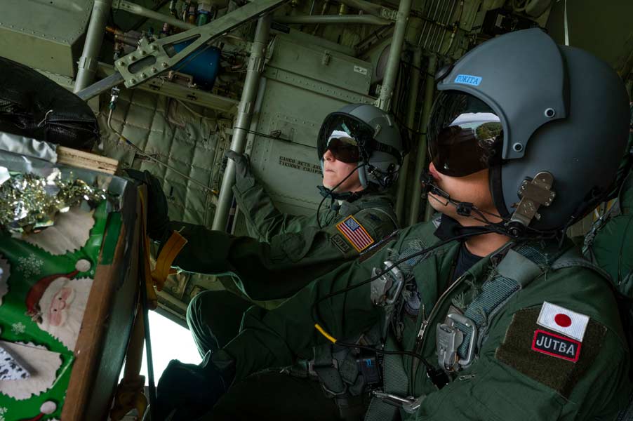 航空自衛隊C-130Hに乗り組むアメリカ空軍と航空自衛隊の乗員（画像：USAF）