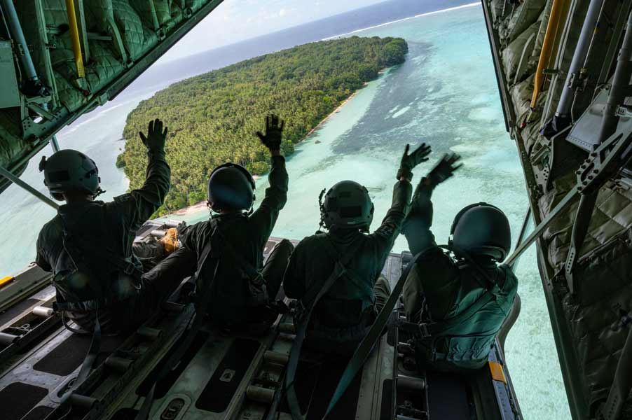 島に手を振る項羽自衛隊C-130Hの乗員（画像：USAF）