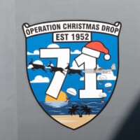 2022年の第71回「クリスマス・ドロップ作戦」エンブレム（画像：USAF）