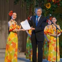 「アロハの日」登録証を日本記念日協会の加瀬清志代表理事から授与されるダンシングチームキャプテンのラウレア美咲さん