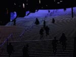 京都駅ビル大階段を上る人影がドット絵のように見える（24さん提供）