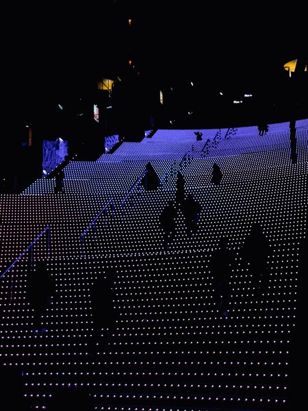 まるでデジタルアート　夜の京都駅大階段を登る人影がドット絵に見える件