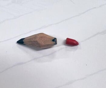 赤の芯が境目から脱落した赤青鉛筆（心の中の植物園　宮さん提供）