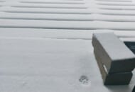 雪のベランダに残された一歩だけの足跡（KOJIさん提供）