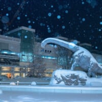 雪に覆われた恐竜のモニュメント　福井駅が完全に「氷河期」