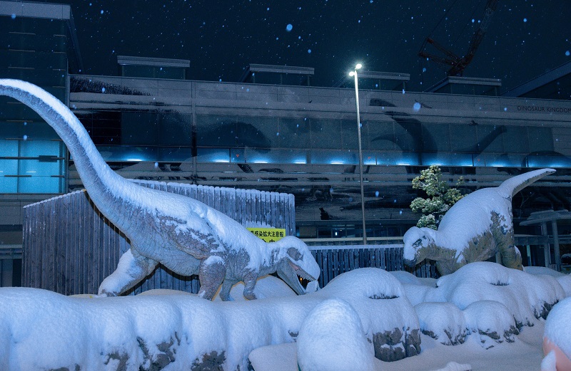 雪に覆われてしまった恐竜のモニュメント