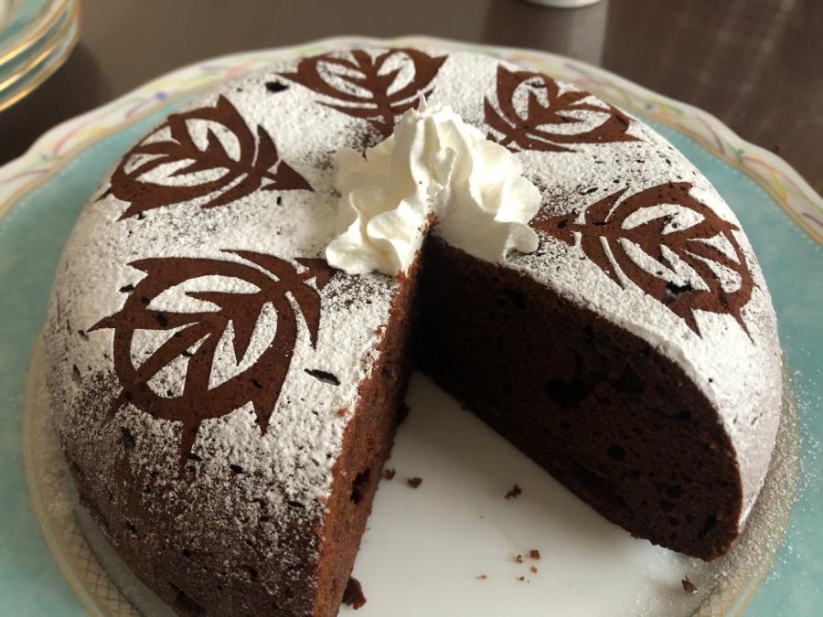 ザビ家の食卓？ジオン軍のエンブレムをあしらった手作りチョコケーキ