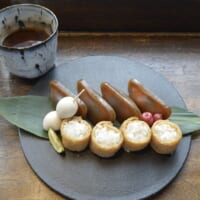 「こんにゃく寿司と南関いなり　万（よろず）の日本茶付き」（税込1980円）