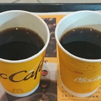 2つのコーヒーを並べてみると見た目は変わりがない