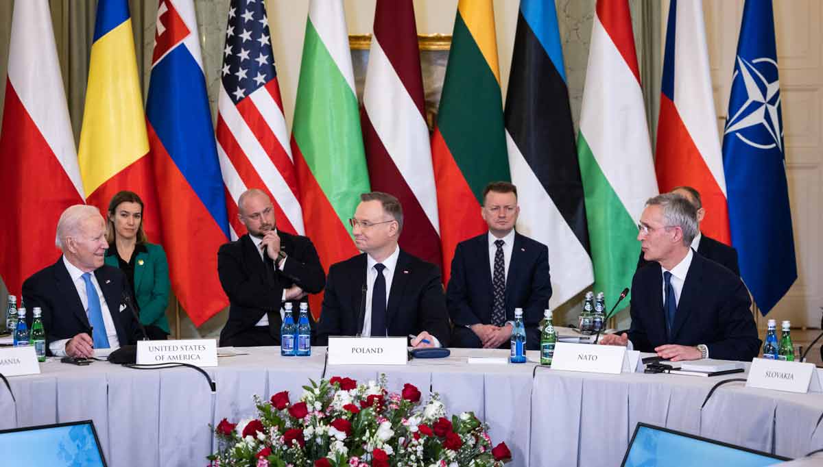 ブカレスト9＋2首脳会合でのバイデン大統領（左端）、ポーランドのドゥダ大統領（中央）、NATOのストルテンベルグ事務総長（右端）（画像：NATO）