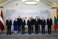 ポーランドの首都ワルシャワに集まった「ブカレスト9」の首脳とアメリカのバイデン大統領、NATOのすとるテンベルグ事務総長（画像：NATO）