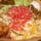 メキシコ料理店「マイクス」で人気のタコサラダに入ったモントレーファヒータ