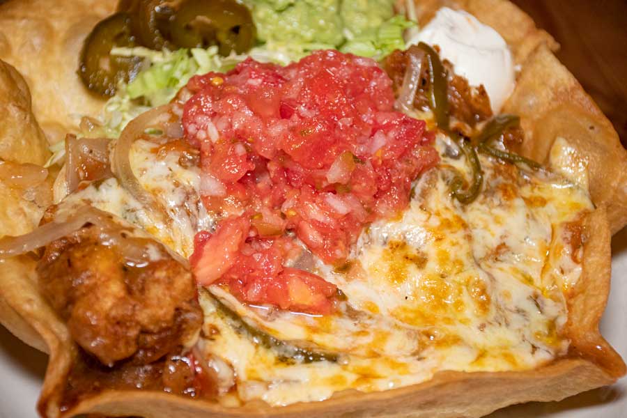 メキシコ料理店「マイクス」で人気のタコサラダに入ったモントレーファヒータ