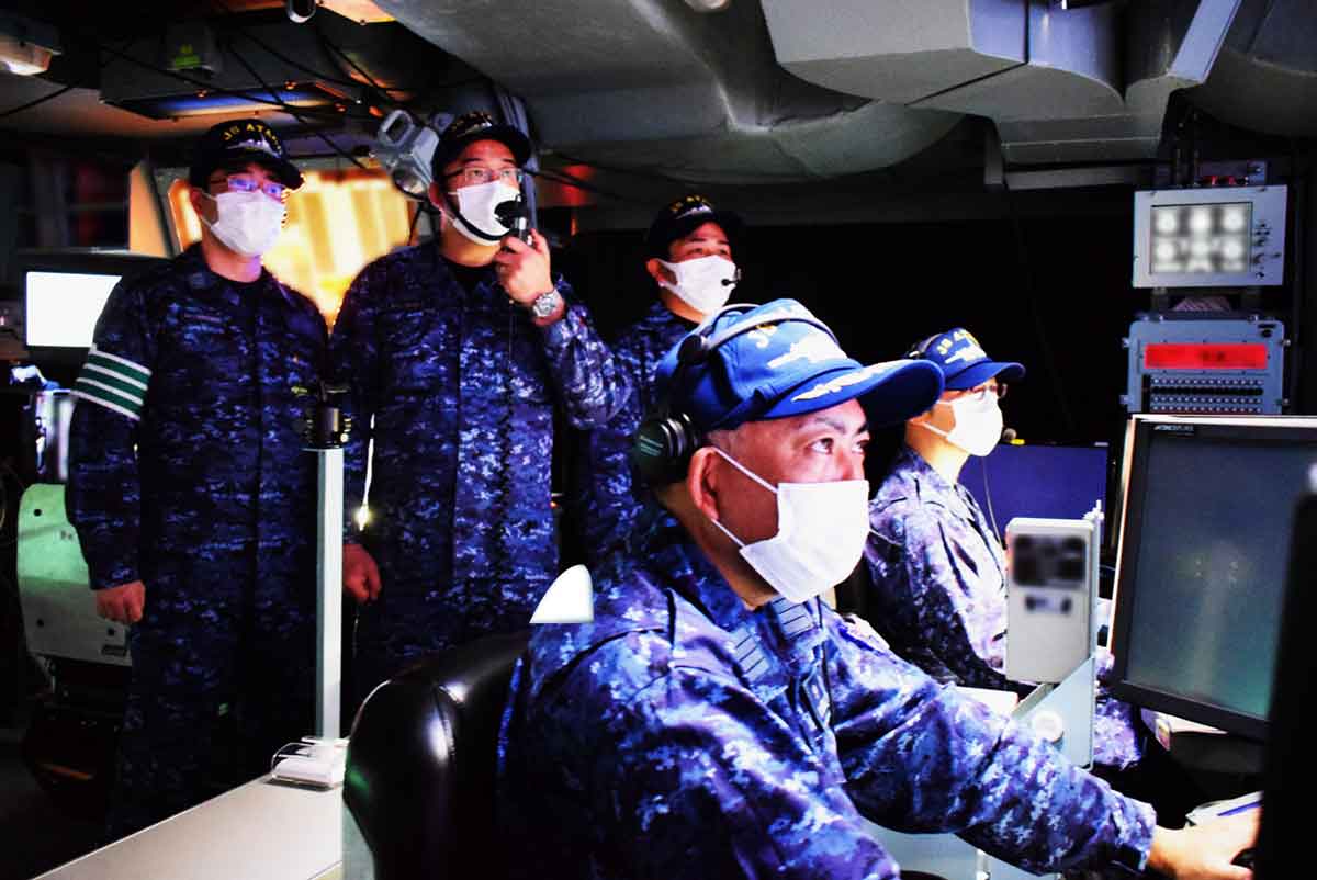 弾道ミサイル対処訓練を行う護衛艦あたごの乗組員（画像：海上自衛隊）