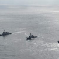 日本海で並走する日米韓の弾道ミサイル防衛艦（画像：海上自衛隊）