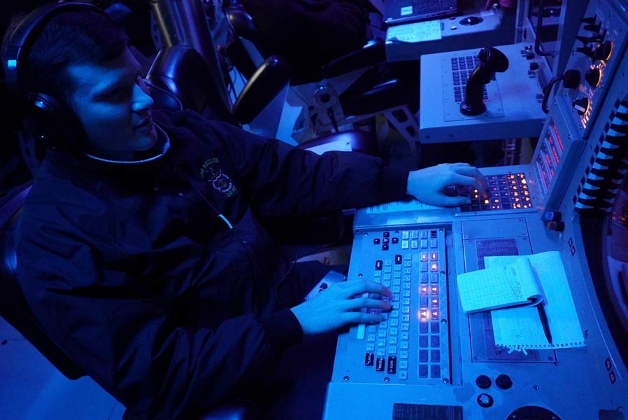 「レジリエント・シールド」訓練中の巡洋艦シャイロー乗組員（画像：アメリカ海軍）
