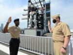 横浜の「動くガンダム」前で再入隊の宣誓をするラビーチ2等兵曹（画像：U.S.Navy）