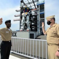ガンダムの前で服務の宣誓！意外と自由なアメリカ海軍の再入隊式