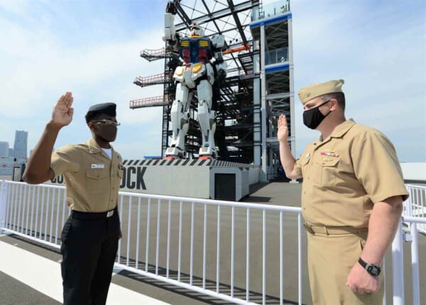 ガンダムの前で服務の宣誓！意外と自由なアメリカ海軍の再入隊式