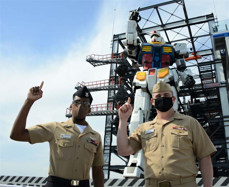 宣誓を終えたラビーチ2等兵曹（左）と上官のピジョン大佐（画像：U.S.Navy）