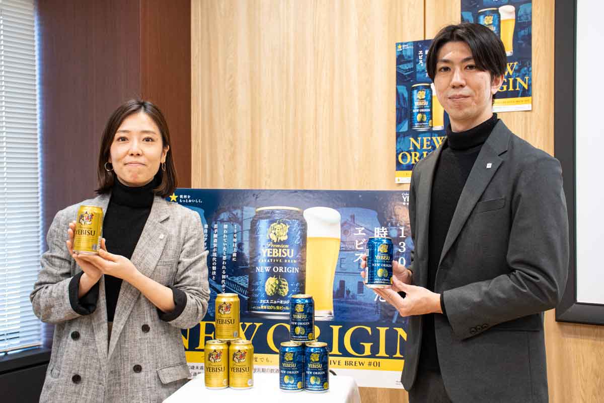 サッポロビールの沖井尊子さん（左）と醸造家の有友亮太さん（右）
