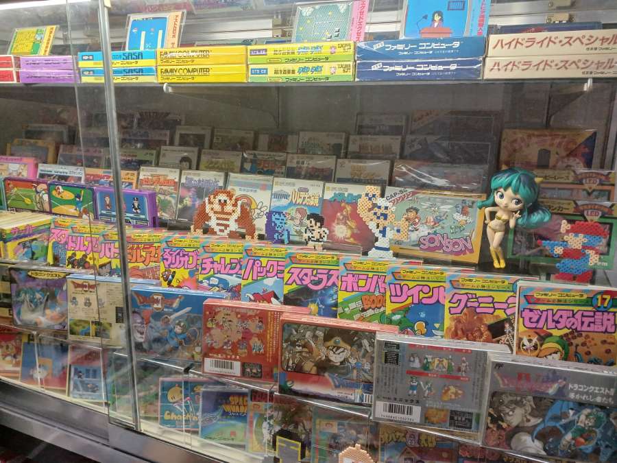 自宅で昭和のゲーム店を再現　懐かしさ漂うファミコンのディスプレイに感動