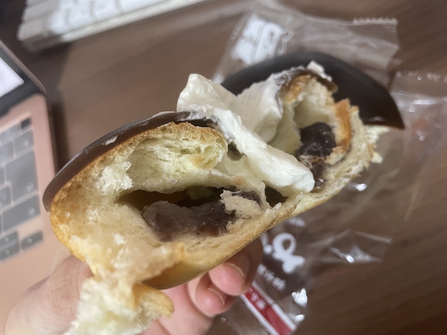 静岡の菓子パン「ようかんぱん」切ったところ