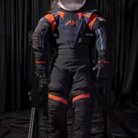 新しい月面用宇宙服「AxEMU」の全身（画像：アクシオム・スペース）