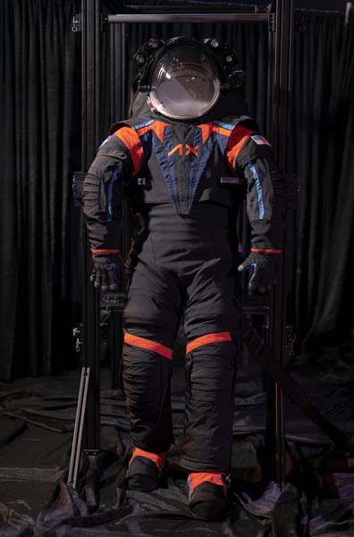 新しい月面用宇宙服「AxEMU」の全身（画像：アクシオム・スペース）