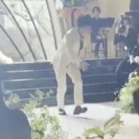 逃げるワンちゃんと追いかける新郎　まるでコントの…