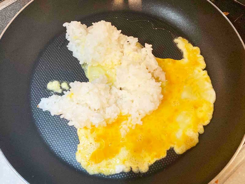 フライパンに卵、ご飯を入れて炒めます
