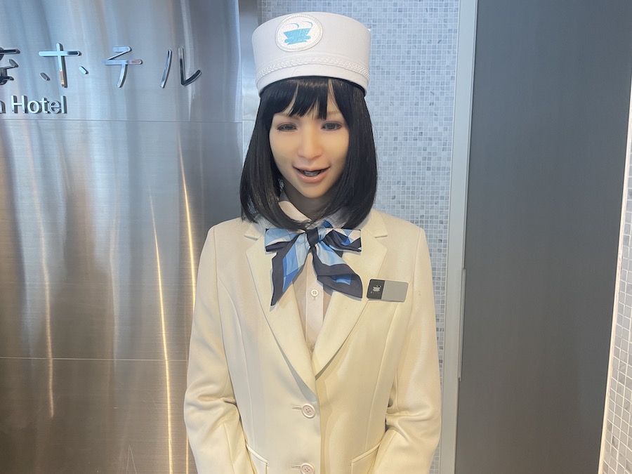 変なホテル浜松町の接客ロボット話している様子