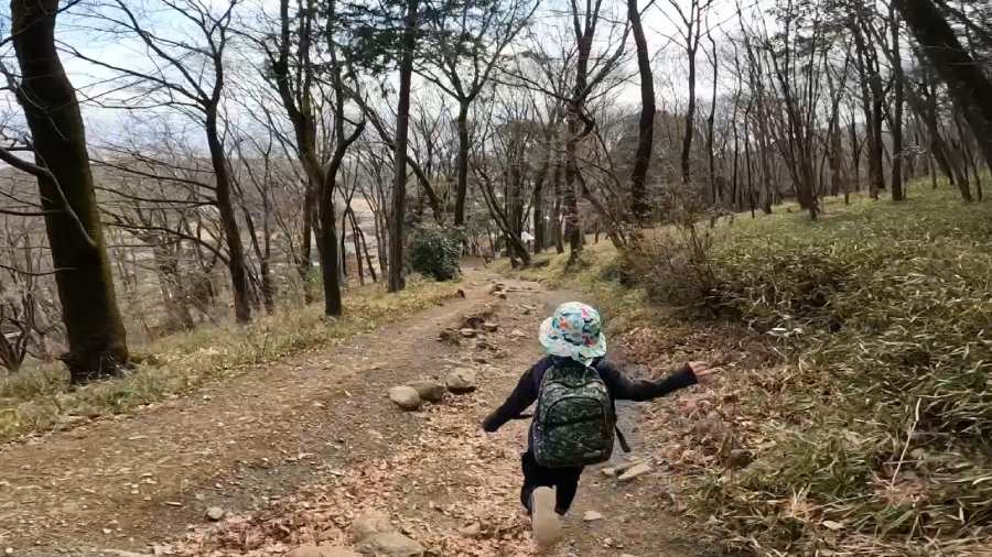 山道を颯爽と駆け抜ける4歳児