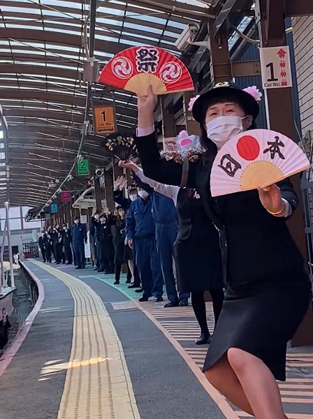 【謎の中毒性】嵯峨野トロッコ列車の全力お見送り　謎のダンスにアカペラ熱唱！自由すぎる女性スタッフから目がはなせない……！
