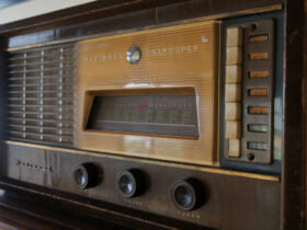 昭和のラジオ（出典：photoAC）