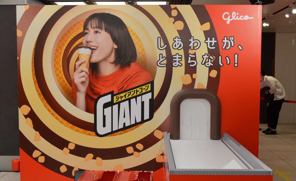 東京駅にできたてのジャイアントコーンが食べられる工場が出現！