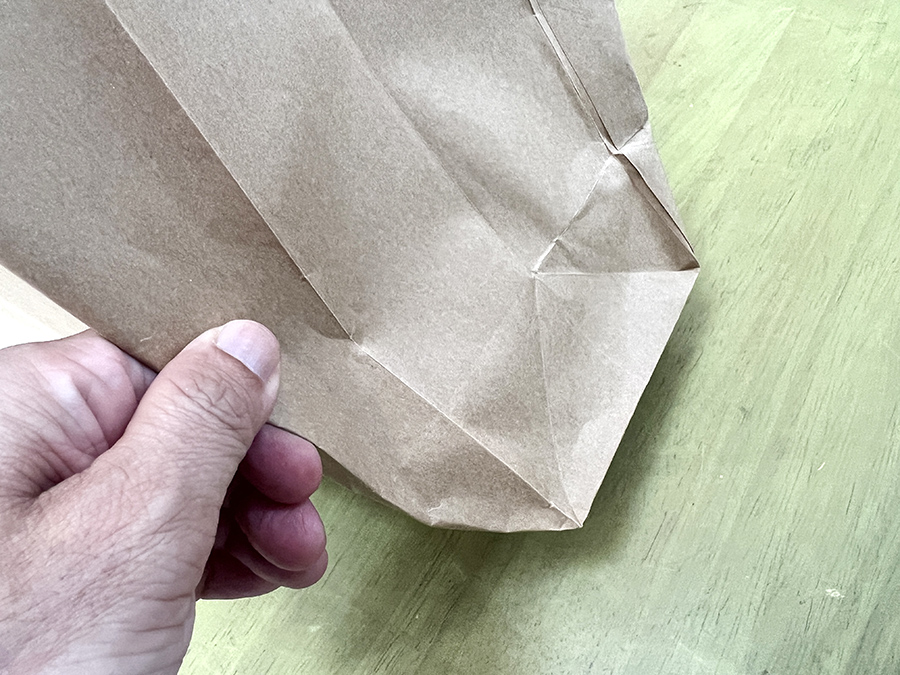 紙袋が細すぎて弁当が入らないので、マチを広げる