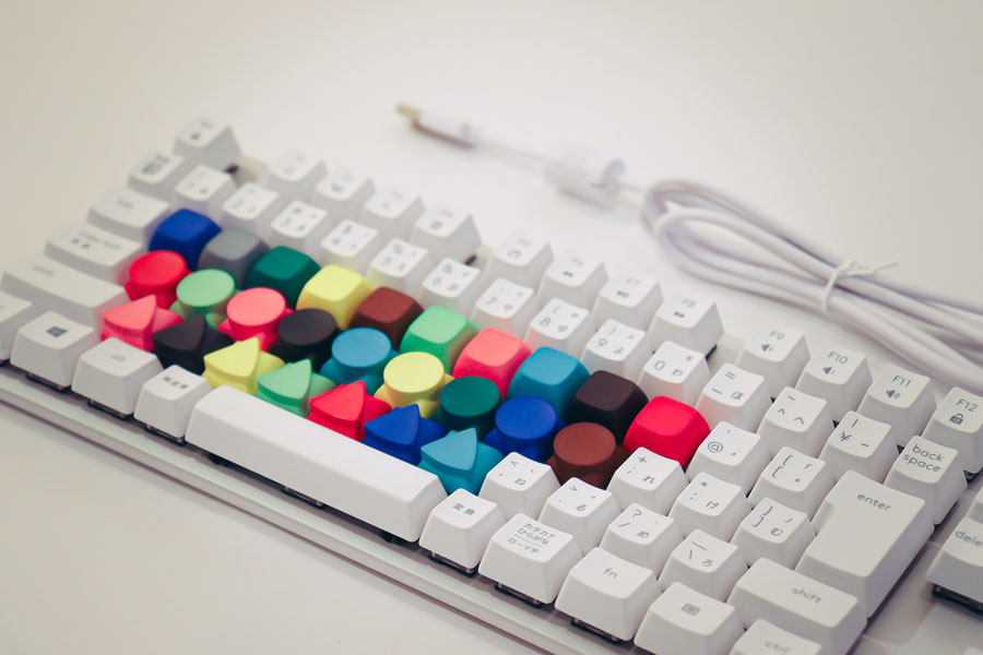 発達障害児のためのタイピングソフト「KIBOT」を開発　色や形で認識するキーボード付き