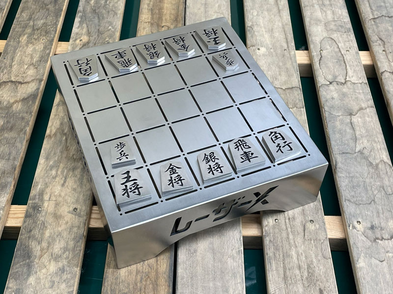 「金属5五将棋盤・駒」は、品質そのままでミニバージョンになった5×5マスサイズ