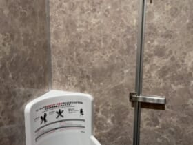 公共トイレのベビーチェア配置問題に「修正パッチ」　的確な仕事に思わず感心