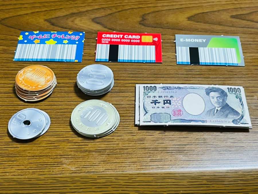 紙幣や硬貨、各種カード