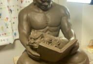 仁王像の「オフの日」を粘土で表現　愛獅子と共に読書を楽しむ様子にほっこり