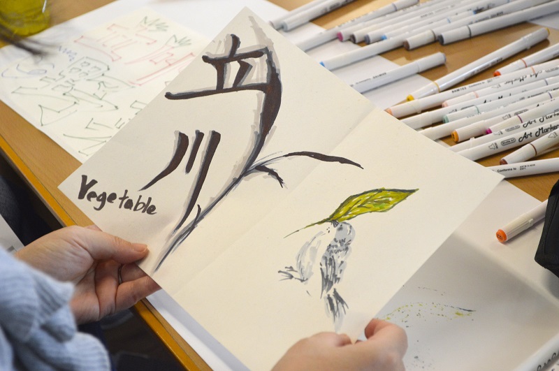 参加者たちには和紙とペンが配られ、思い思いの絵を描いたり、文字を書いたり