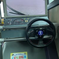 前方カメラのリアルタイム映像をモニター画面に映し出すことにより、誰でも「バス運転士」気分になれる