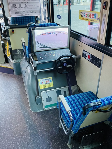 「こども運転席」が設置されているのは、新潟交通が運行している「こどもデザインラッピングバス」という車両