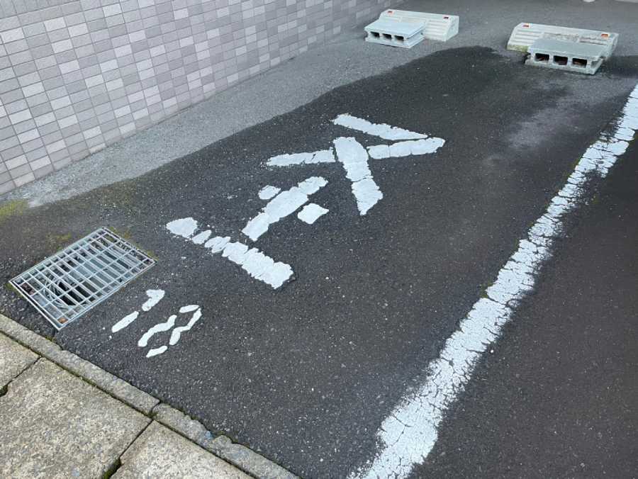駐車マスに書かれた謎の文字