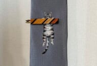 ネクタイに描いたアート作品「ネクタイピンにぶら下がる猫」がかわいすぎる