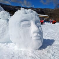 雪山に突如現れた巨大な仏像の頭に騒然……仏師が雪像を彫った…